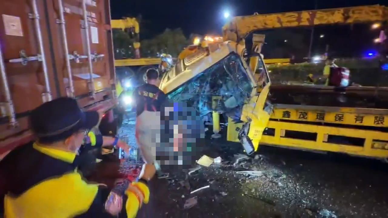 國1五堵交流道拖吊車猛撞貨櫃車　駕駛當場受困身亡