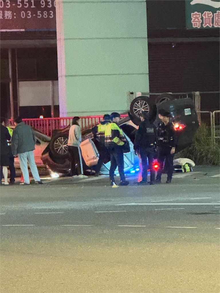 竹北警追毒品通緝犯遭撞翻覆 四輪朝天躺馬路