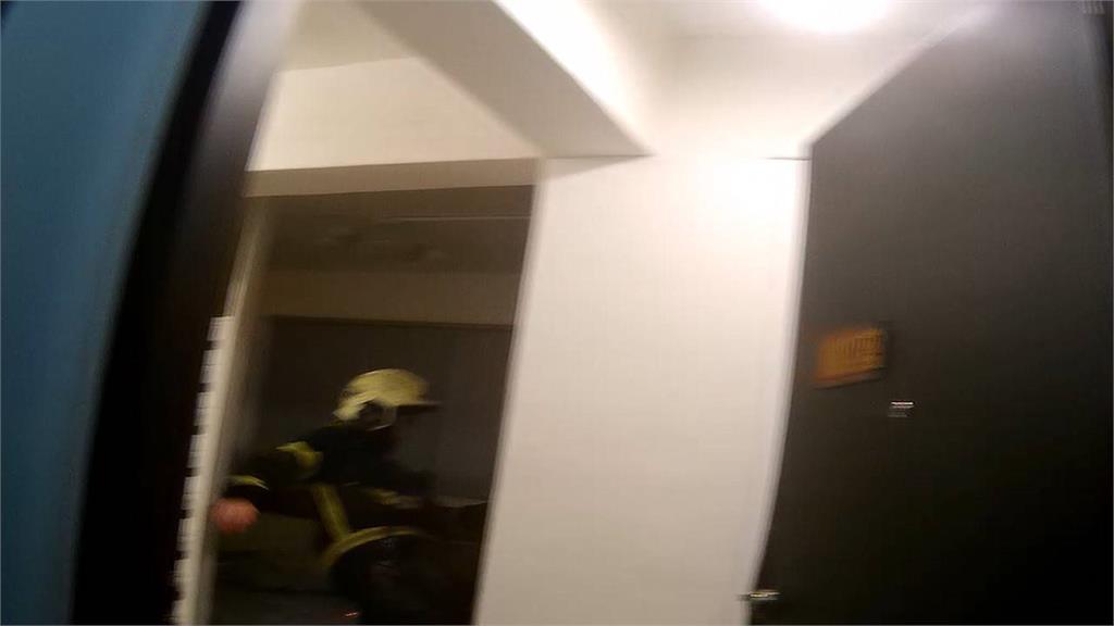 女子門鎖毀損受困浴室！桃園警消凌晨破門化解驚魂