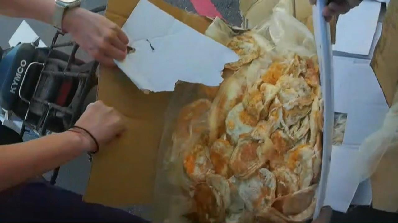 悲劇！疑似載太多重心不穩摔車　荷包蛋慘變「在地美食」