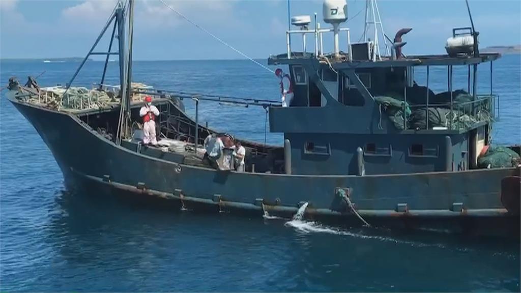 中國漁船越界蛇行逃逸　海巡強靠登艇帶回5船員