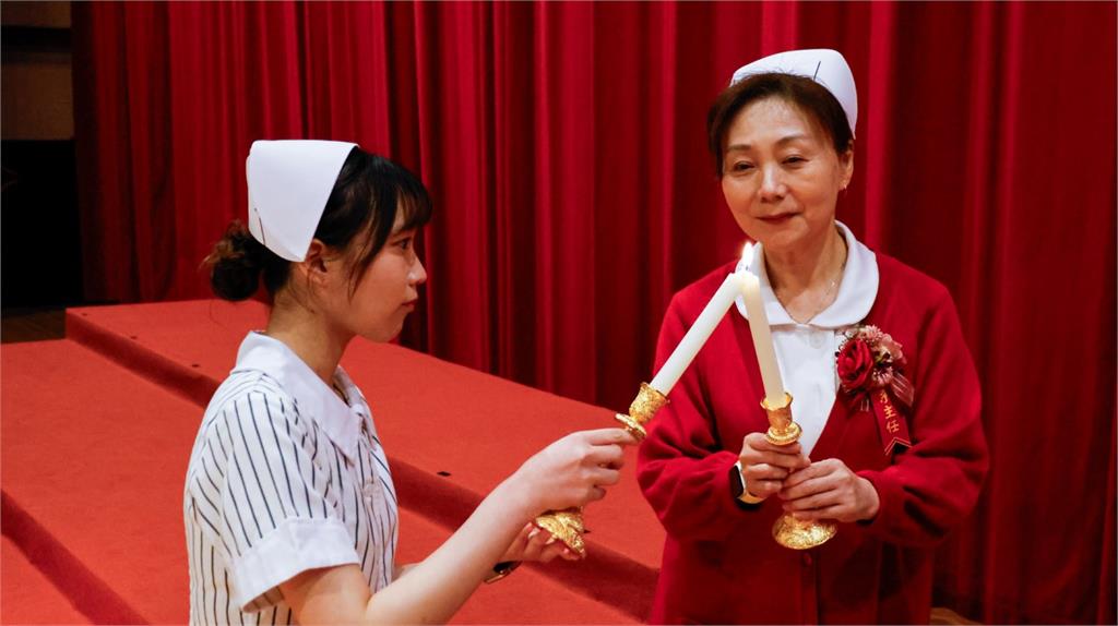 長庚科大加冠典禮點亮蠟燭　300護理生傳承救人使命
