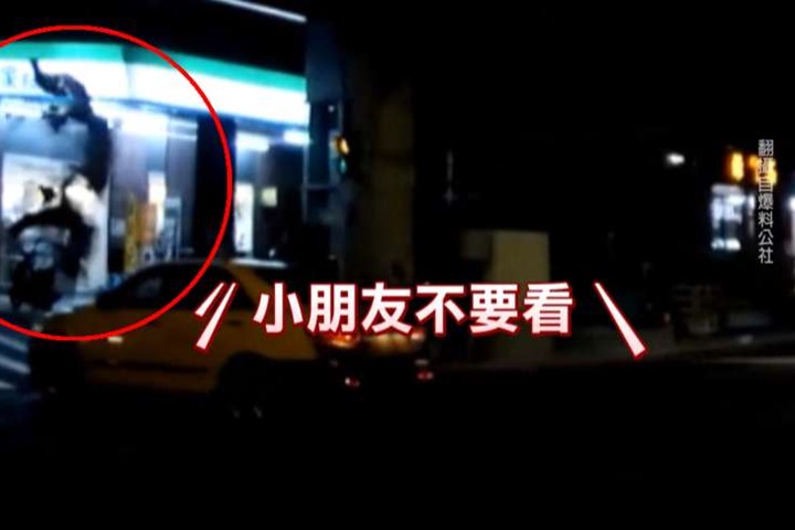 計程車左轉撞直行機車 情侶噴飛2樓高