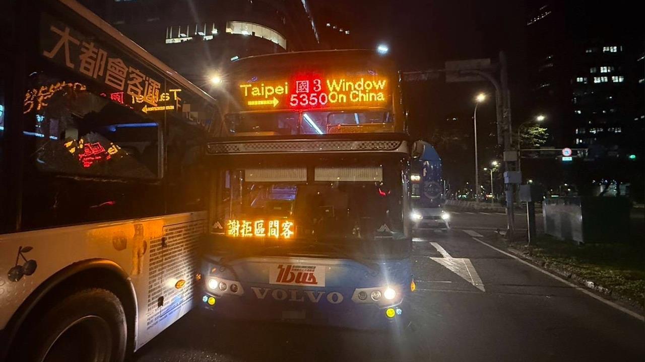 快新聞/大車車禍!北市大安敦化幹線擦撞客運 部分玻璃全碎