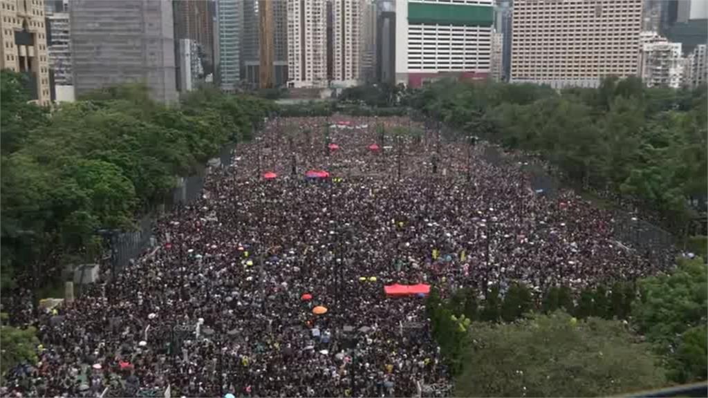 反送中／30萬黑傘佈滿香港維園 流水式集會爆滿6個足球場