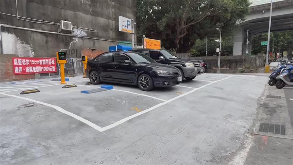 獨家！議員踢爆惡質停車場　私圍人行道鋪水泥當出入口
