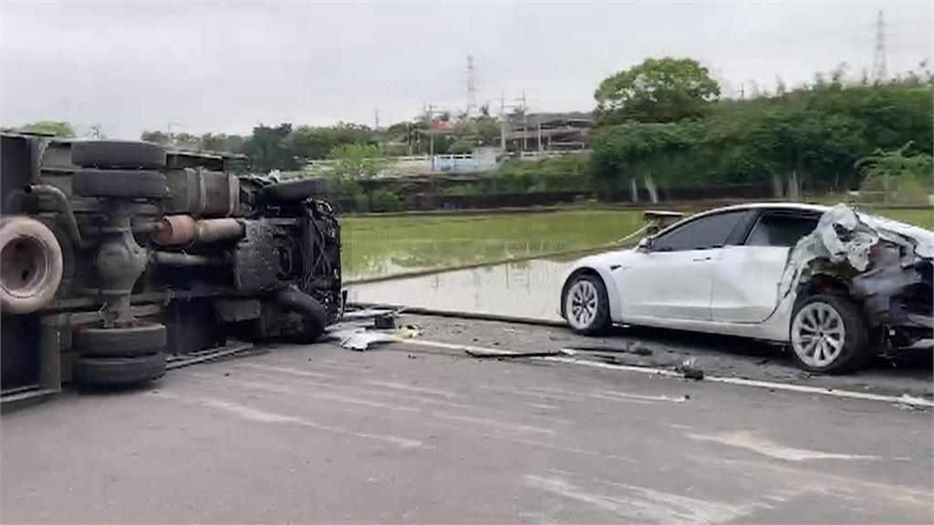撞到「併軌」！特斯拉停路邊 慘遭小貨車撞落田