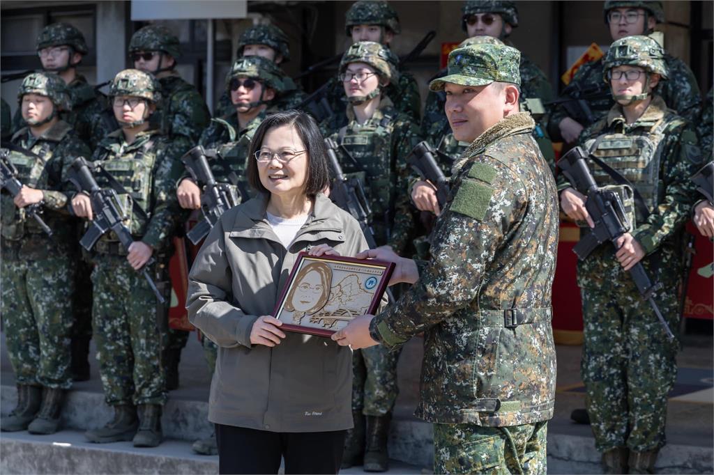 快新聞／大年初二親向國軍致謝　蔡英文提醒「別忘這件事」：轉達來自總統的祝福