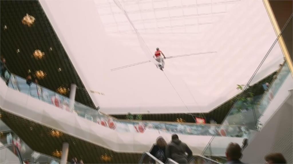 高空纜繩上待8小時 佛萊迪破世界紀錄