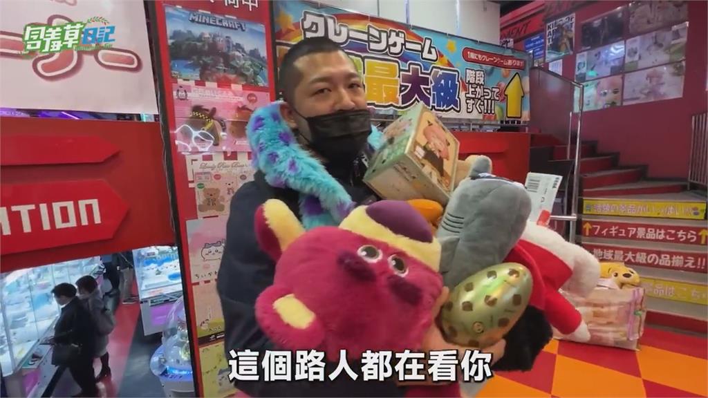 台灣人制霸日本娃娃機店！戰利品兩手抱不住　超狂技術引路人圍觀鼓掌