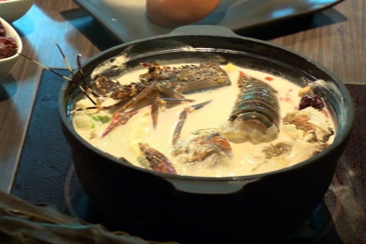 餓了！北海道牛奶火鍋 佐當季龍蝦螃蟹 
