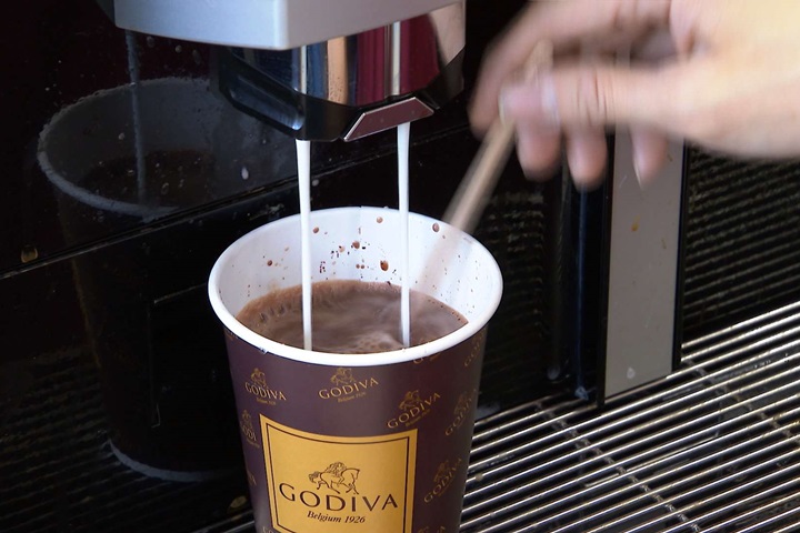 「GODIVA熱巧克力VS人蔘咖啡」超商熱飲戰開打