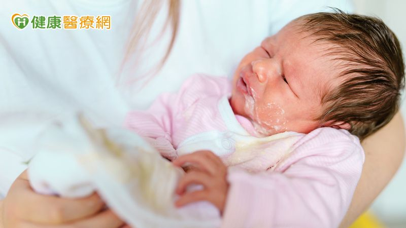 嬰兒溢吐奶或異常嘔吐怎麼分？醫警告這「3徵兆」立即就醫