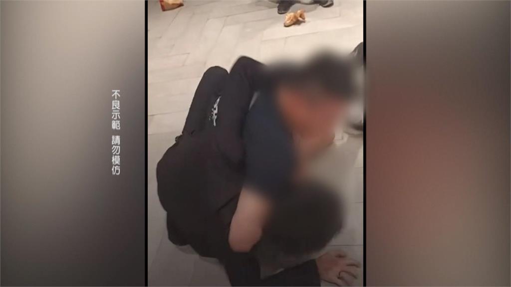 西裝男朝速食店員丟漢堡、可樂、熱心男子箭步上前「鎖喉功」撂倒