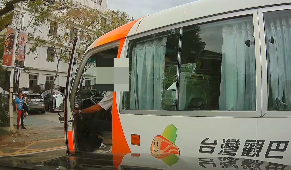 花蓮觀光巴士外側迴轉撞百萬名車　賠償談不攏！被撞駕駛不滿全推保險