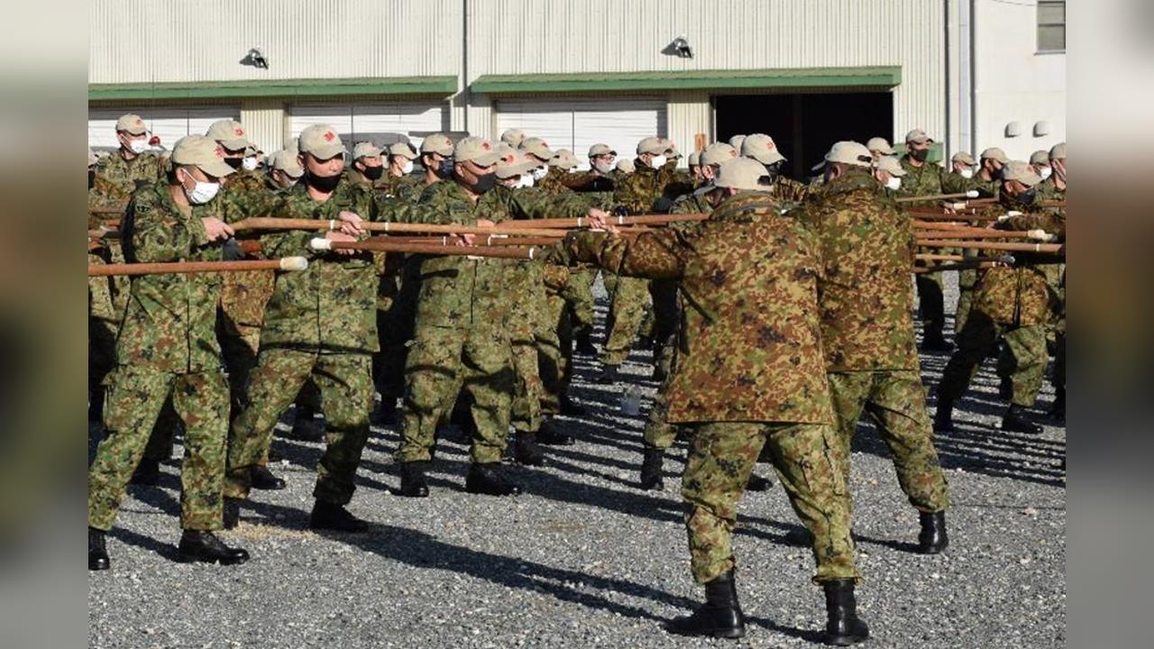 熊害頻傳!日本自衛隊獵熊僅配「木槍」 北海道推「熊肉漢堡」抗熊災