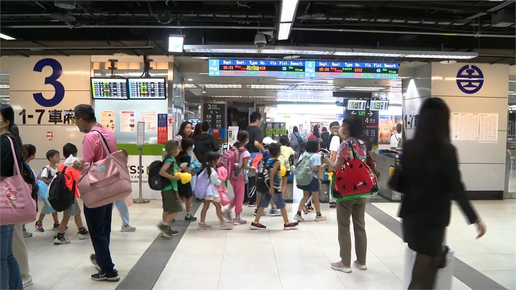 民主力量在路上　雲林孫聽阿嬤的話　雨中搭返鄉專車回家投票