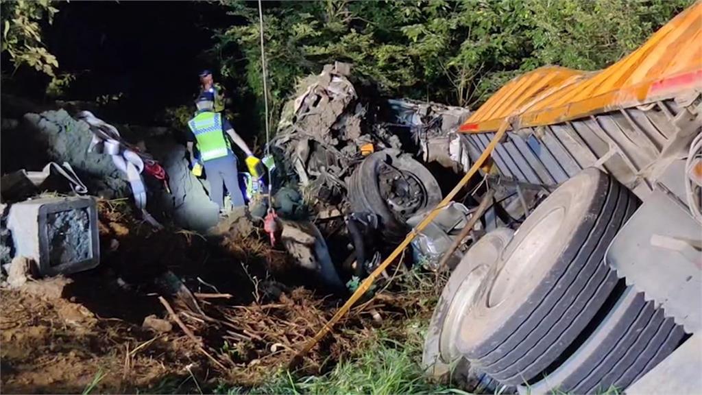 國3砂石車翻落邊坡駕駛受困　消防人員冒險下邊坡救人