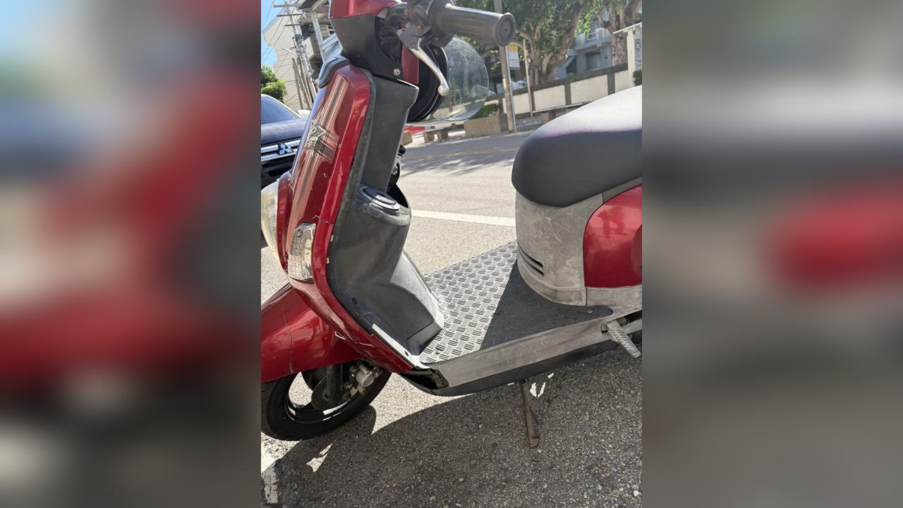 恐怖毒駕在身邊！　肇事騎士「手握電子煙」衝撞路邊2車慘被包夾