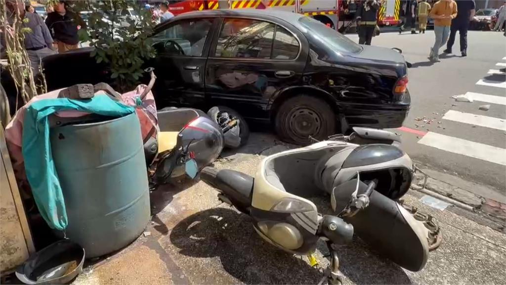 轎車「一路巴庫」連環衝撞機車　1女子遭壓車底場面驚悚