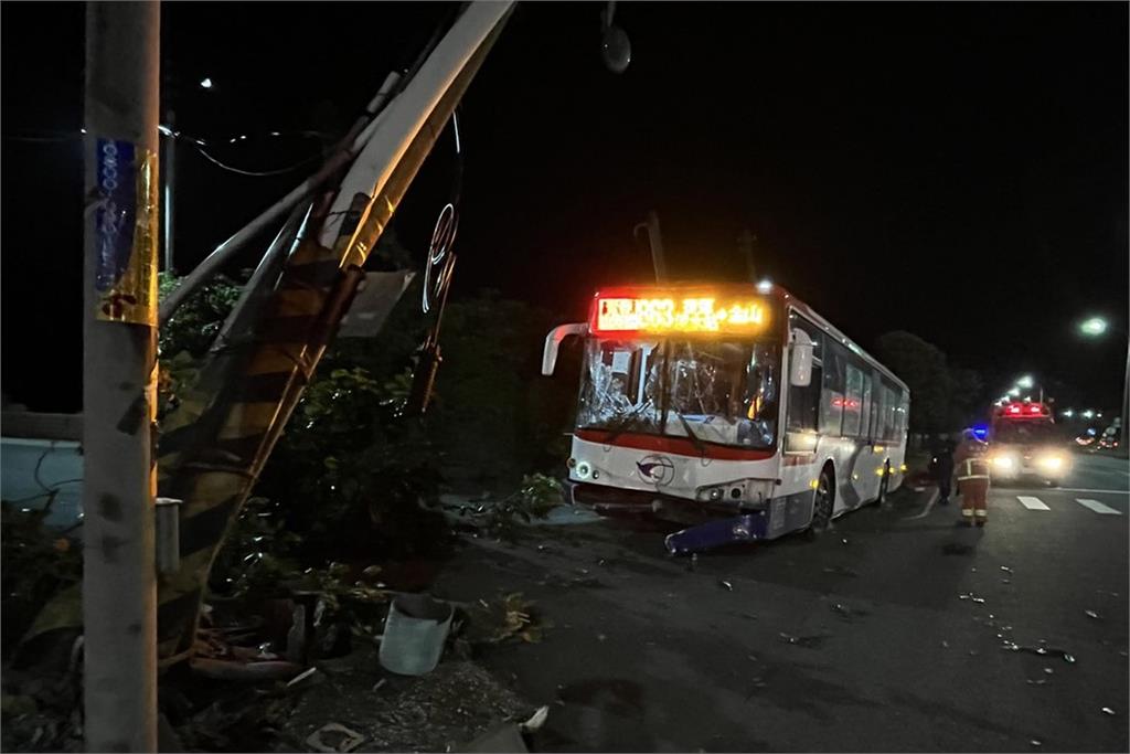 快新聞／傍晚新北三芝公車衝撞重機、電線桿　幸無人傷亡