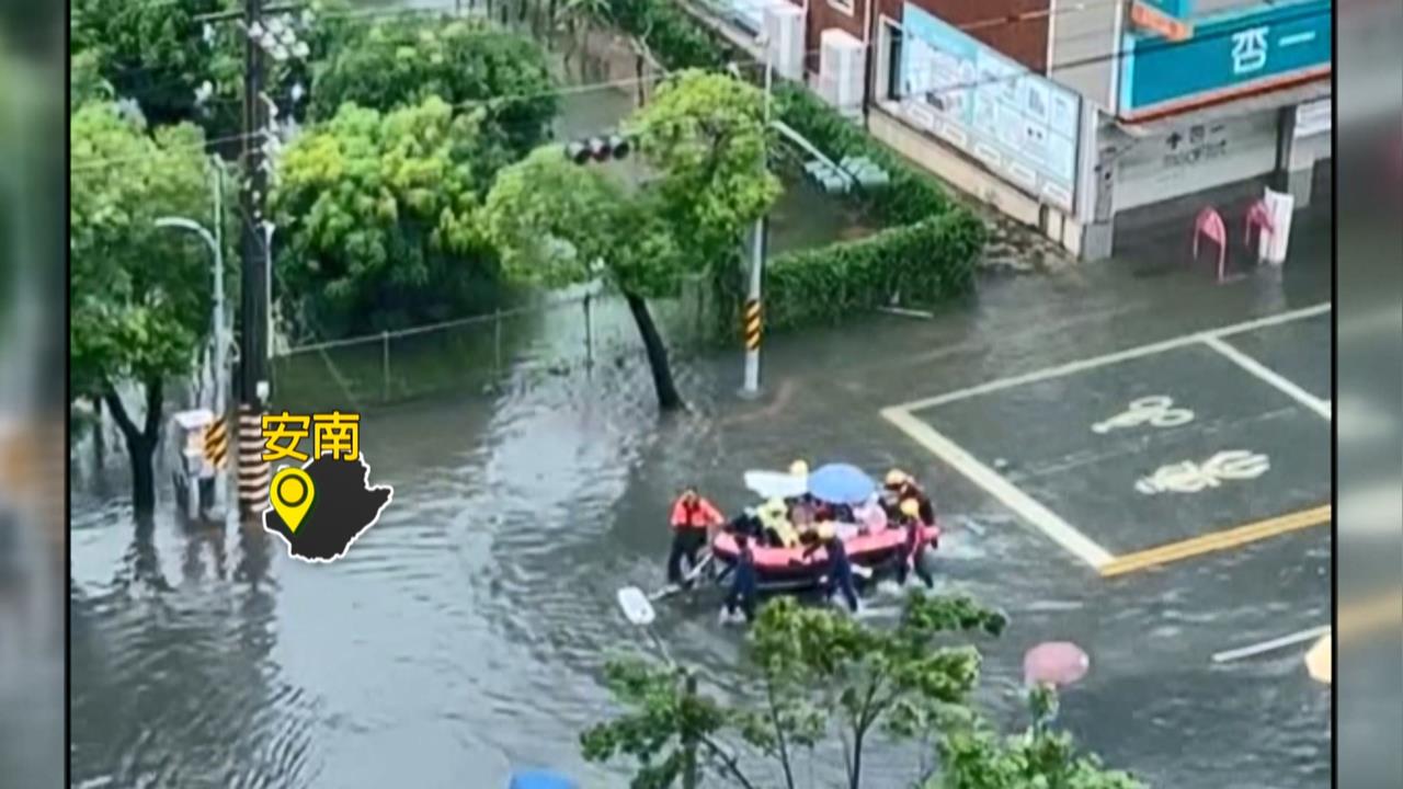 台南安南暴雨成災！　2消防橡皮艇出動載患者就醫