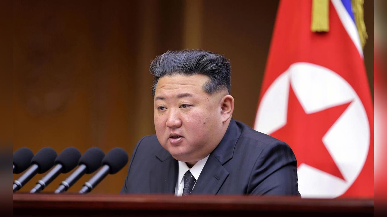 金正恩9小時視察幹部「卻狂抖腳」原因曝　「翹2郎腿訓官員」畫面流出