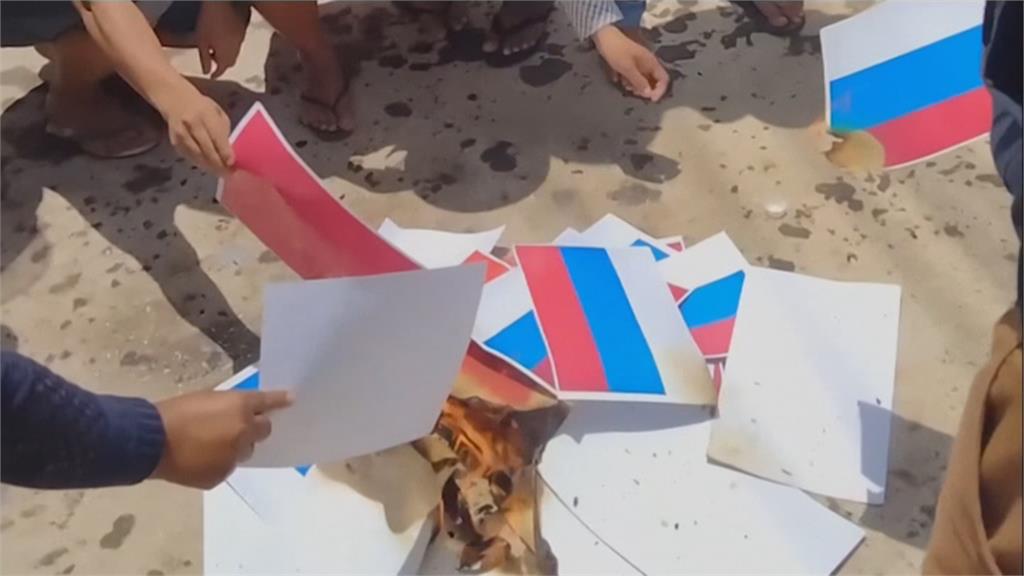 不滿中俄挺軍政府 緬甸示威民眾燒兩國國旗