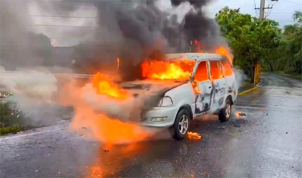 快新聞／被火吞噬！頭城海水浴場前驚傳火燒車　恐怖畫面曝光