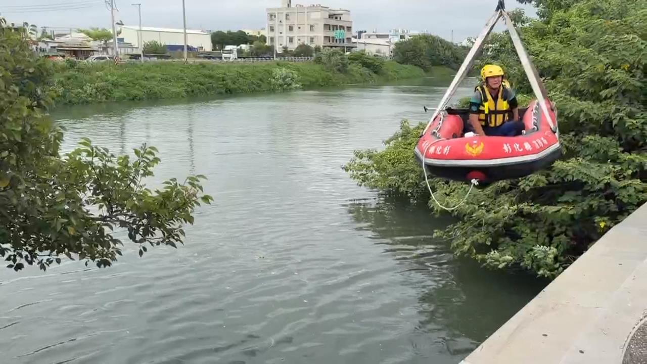 驚險 !婦人失足落水 勇夫跳水救援雙雙溺水送醫