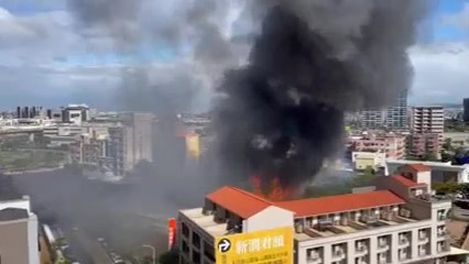快新聞／桃園高鐵站附近某銷售中心大火「濃煙狂竄」　消防拉水線灌救