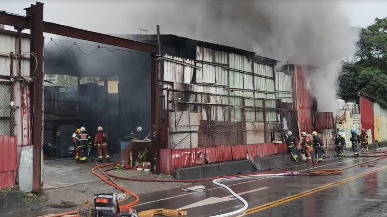 快新聞／板橋鐵工廠清晨陷火海！大隊消防人車急到場灌救