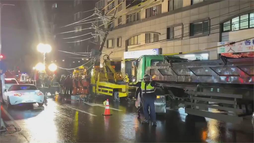 拖吊車駕駛剎不住自撞　撞電線桿一度受困