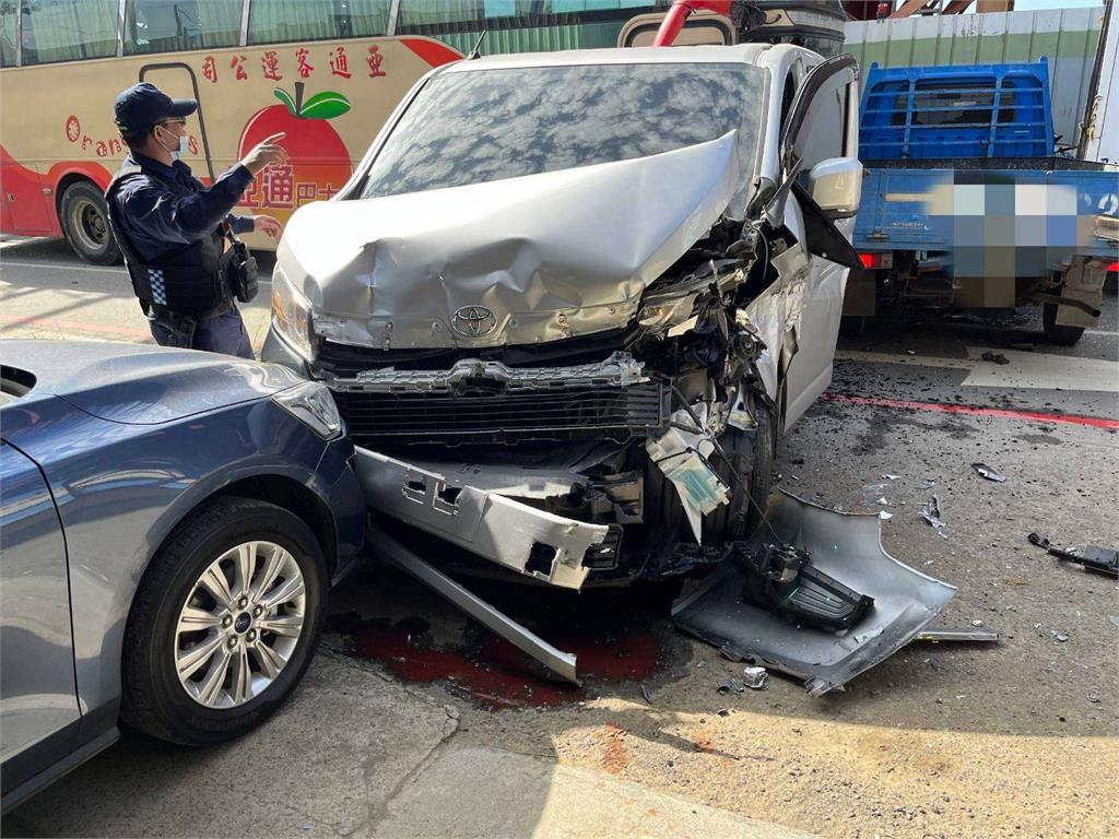 遊覽車疑刹車不及直撞5車　1人腿部受傷送醫