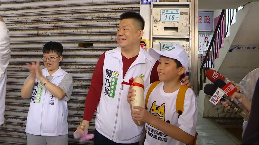 快新聞／守護下一代！罷團感謝祭大遊行　小朋友高舉白蘿蔔盼「拔羅波」大成功
