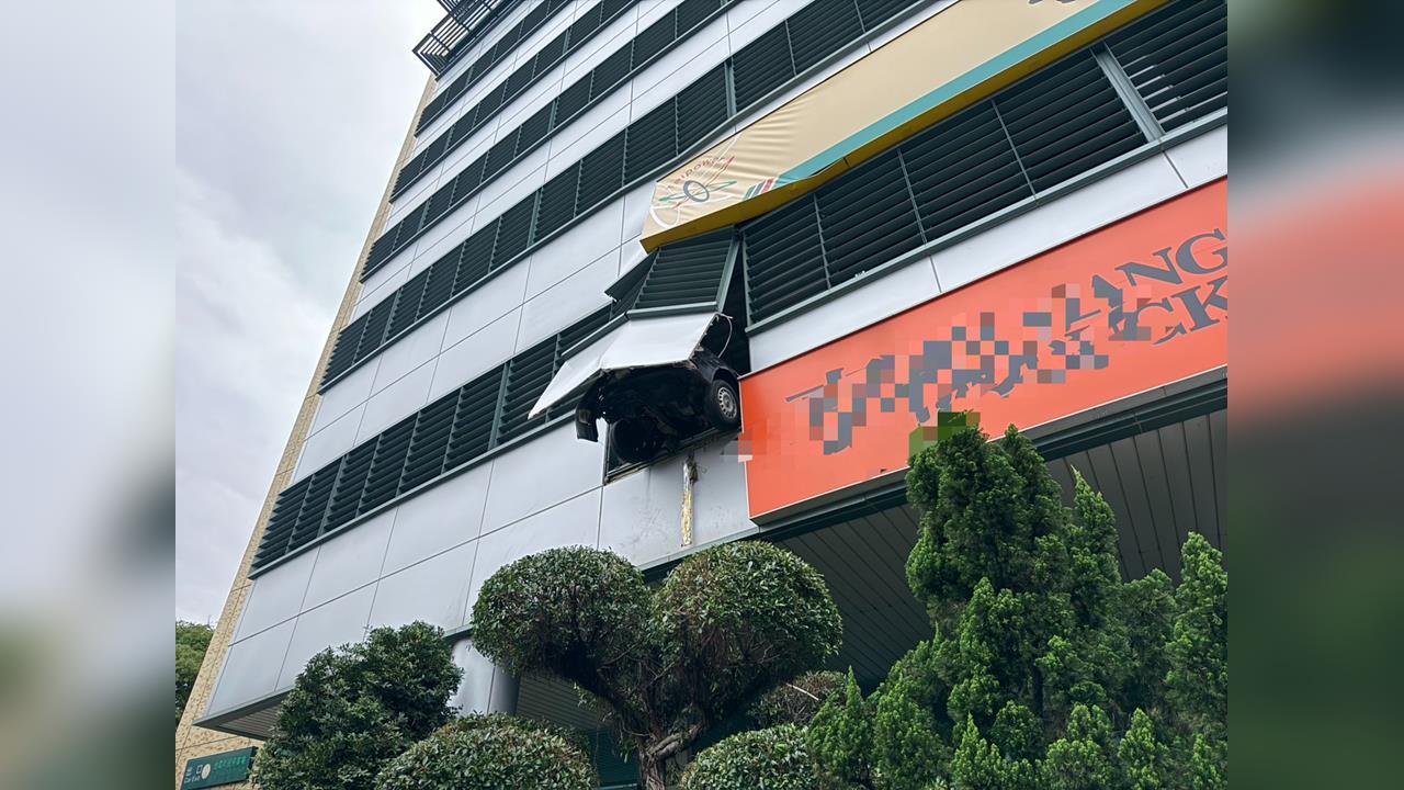 驚悚！阿伯誤踩油門車暴衝　撞破停車場前輪掛牆外險墜