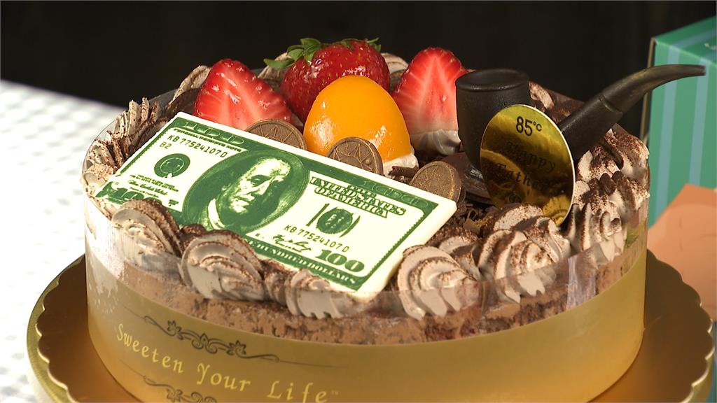 富士山、百元美鈔造型蛋糕霸氣十足　業者搶攻<em>父親節</em>商機超前佈署