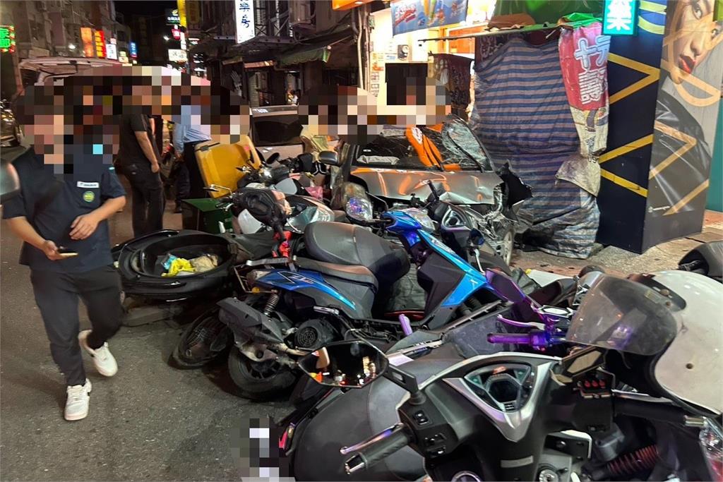 快新聞/碰!新北八里感情糾紛「3車路上追逐」連撞路邊11機車 4人受傷送醫