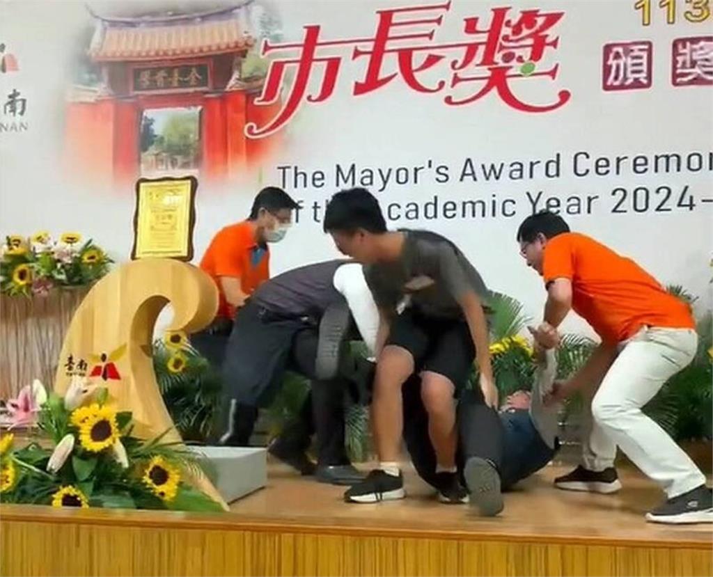 有片／合影畢業生公主抱、一字馬樣樣來　黃偉哲慘摔自嘲：該減肥了
