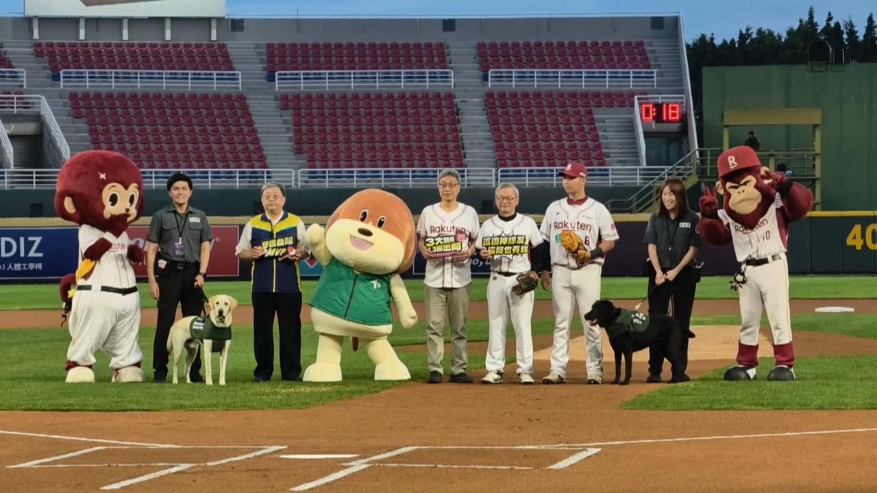 檢疫犬「Penny、Muscle」開球 宣導勿帶違禁品入境