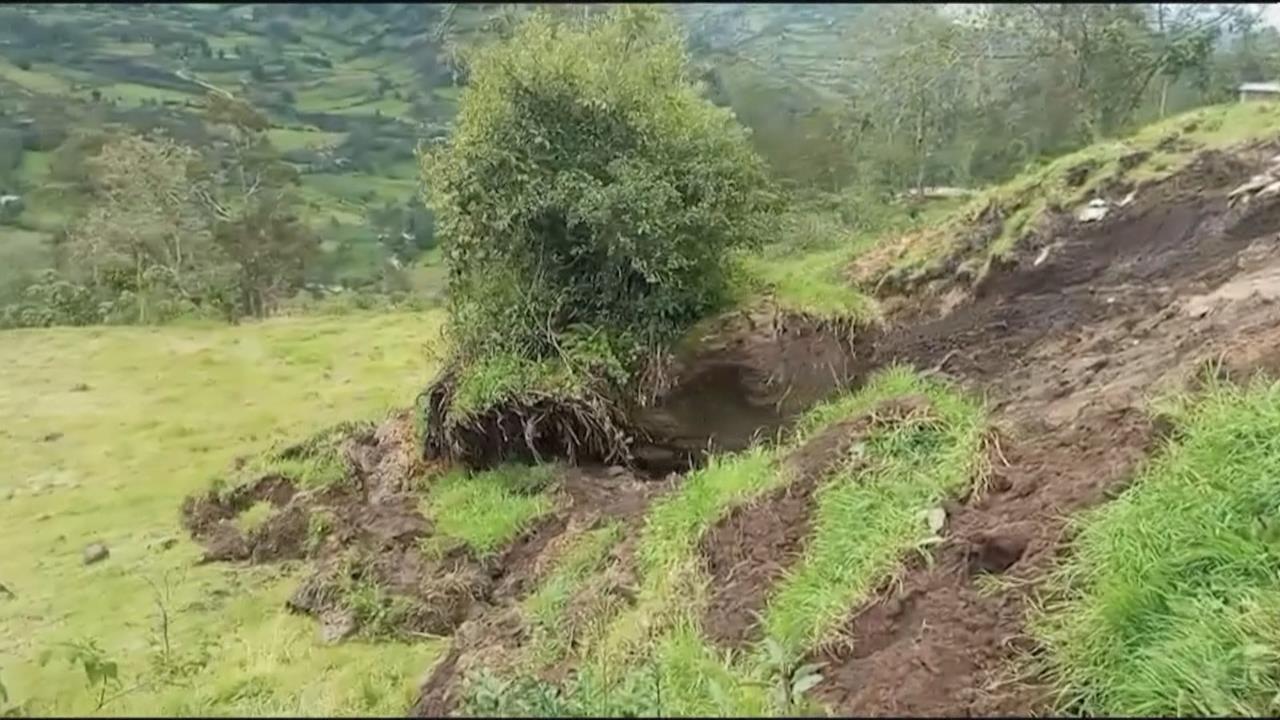 秘魯雨季肆虐土石流! 滾滾碎石泥流捲走樹畫面曝光