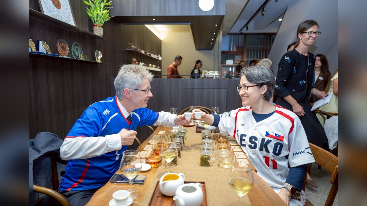 快新聞/蕭美琴贈球衣!捷克議長韋德齊訪大稻埕品台灣茶 盼深化民主合作