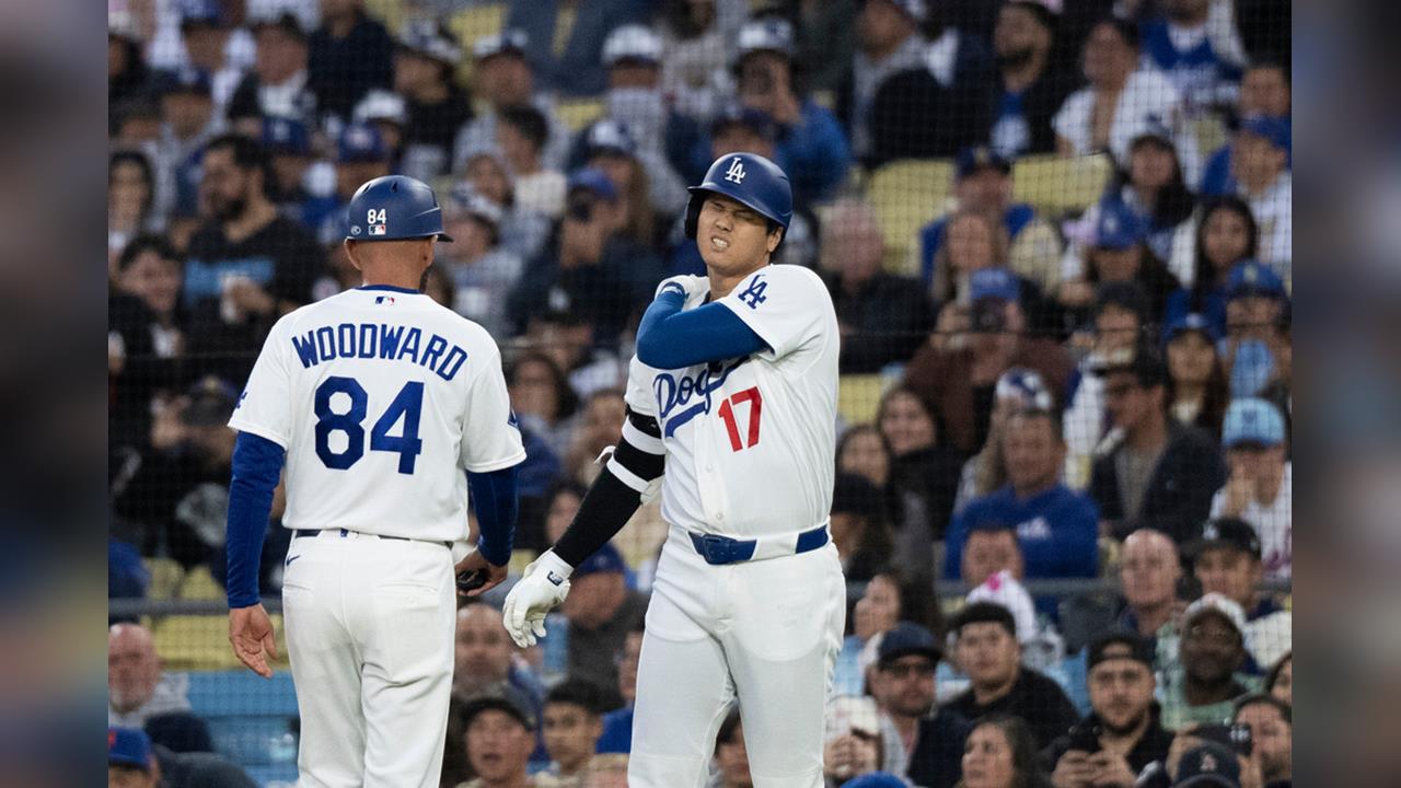 MLB(影)/大谷翔平首打席慘挨球吻!主帥羅伯斯曝傷勢