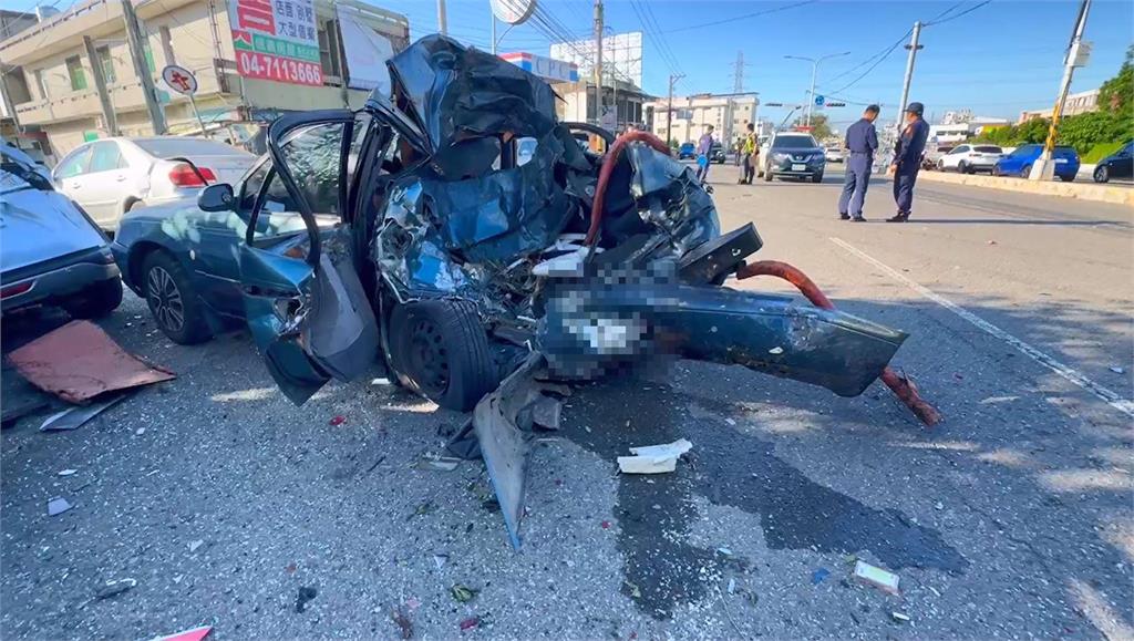 快新聞／嚇壞！台1線彰化花壇段事故　轎車「保齡球式」狂撞10車...