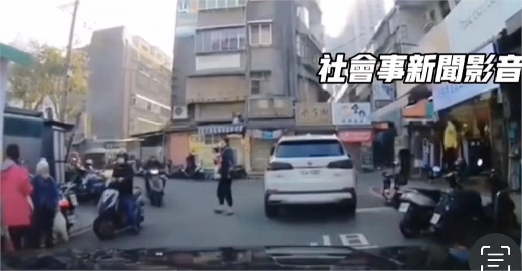 三寶駕駛違停擋路還嗆聲　警獲檢舉依法告發