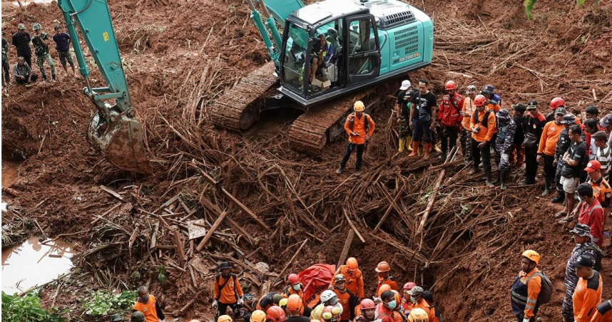 暴雨釀災!印尼中爪哇省山崩11死、12失聯 700多人參與救援行動