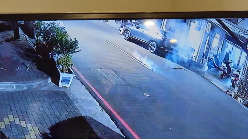 民宅前路面突隆起爆裂還冒白煙！　高雄三民住戶嚇壞：想起氣爆案