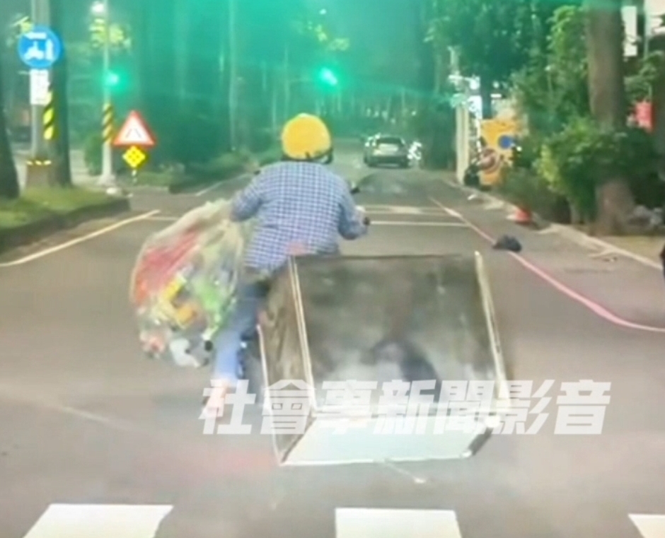 玩命關頭真實上演？　民眾機車後拖「鐵櫃」一路磨擦嚇壞用路人