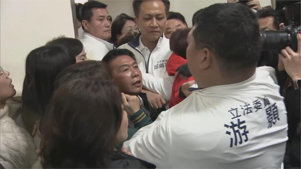 快新聞／選罷法硬闖關！藍營人數優勢「封鎖」會議室　朝野樓梯間數度推擠