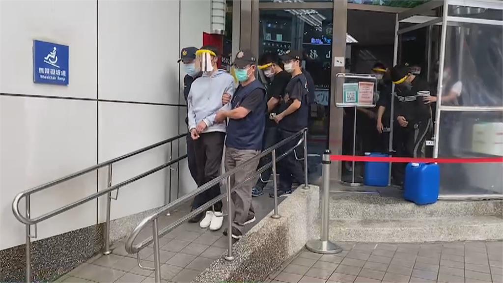 賣車價錢談不攏竟亮刀恐嚇　老闆被棍棒毆打